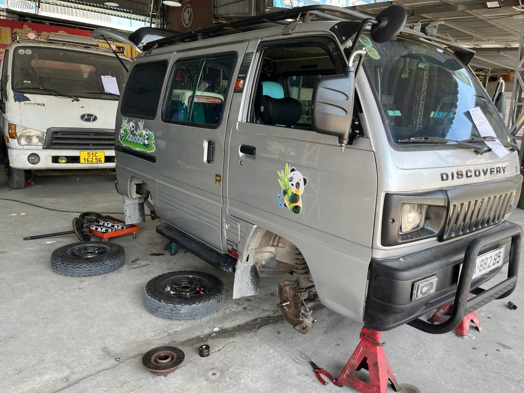 🚨 Dấu hiệu thường gặp của hộp số sắp hỏng
•	Sang số khó / bị kẹt số
Vào số nặng, phải đạp mạnh (xe số) hoặc cần số ô tô bị khựng, không mượt như trước.
•	Xe bị trượt số
Đang chạy thì tự nhảy về số khác, hoặc vào số rồi nhưng xe không bốc, ga lên mà xe không vọt.
•	Có tiếng lạ từ hộp số
Nghe tiếng lạch cạch, ù ù, rít rít khi chạy hoặc khi sang số – càng chạy nhanh càng nghe rõ.
•	Rung giật bất thường
Xe giật khi sang số, nhất là lúc tăng tốc hoặc giảm tốc.
•	Rò rỉ dầu hộp số
Thấy dầu chảy dưới gầm xe (ô tô) hoặc khu vực lốc máy (xe máy). Thiếu dầu là hộp số xuống rất nhanh.
•	Mùi khét
Có mùi khét nhẹ giống mùi bố nồi/bố côn cháy → dấu hiệu ma sát trong hộp số hoặc côn đang quá tải.
•	Đèn cảnh báo hộp số (xe ô tô)
Một số xe Suzuki có đèn báo lỗi truyền động – bật lên là không nên chạy tiếp.

